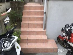 ポーチ階段をタイルで明るくお化粧直し[施工後]