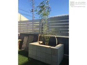 花壇と人工芝のお庭