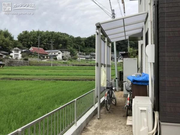 勝手口まわりにテラス屋根をつけてストックヤードとして活用