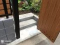 お庭との高低差を解消する階段