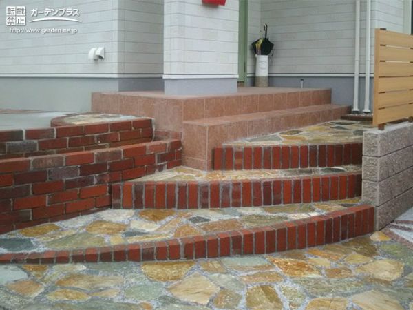 乱形石とレンガのアプローチ階段が華やかな新築外構工事 No 新築外構一式の施工例 外構工事のガーデンプラス 乱形石とレンガのアプローチ階段が華やかな新築外構工事 No 新築外構一式の施工例 外構工事のガーデンプラス