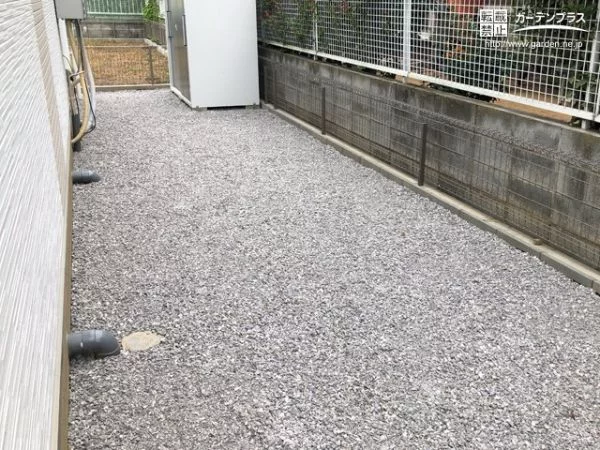 物置のある犬走りも雑草対策