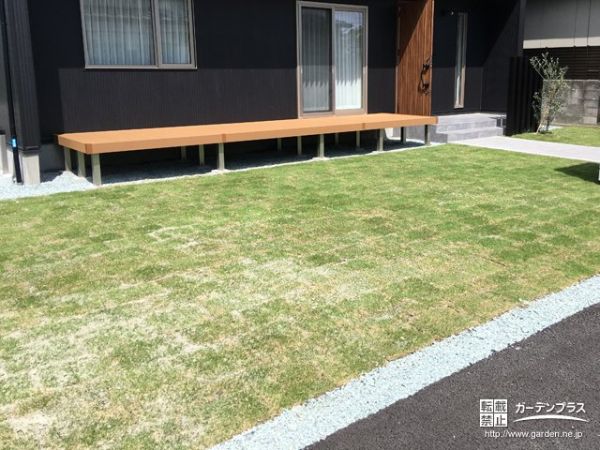 黒い外壁に天然芝の緑が映える新築外構工事 No 花壇 菜園 芝生の施工例 外構工事のガーデンプラス