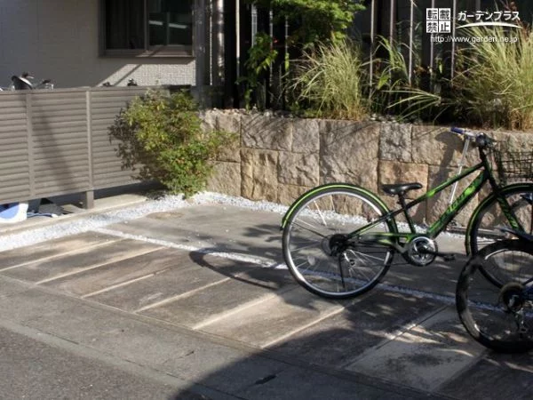 雑草対策された駐輪スペースの目地