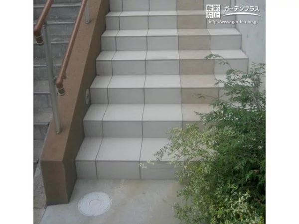 階段横に植栽スペースを設置