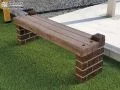レンガと古木を組み合わせたデザインのガーデンベンチ