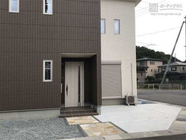 ずらしたアプローチがアクセントのシンプルモダンな新築外構 No 玄関アプローチの施工例 外構工事のガーデンプラス