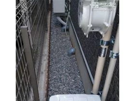 狭く配管が細かい犬走りはしっかり雑草対策を[施工後]