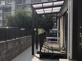 明るいテラス屋根とウッドデッキ[施工後]