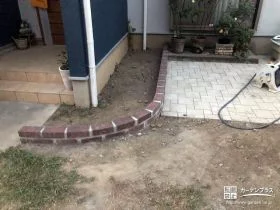 毎日の行き来も楽しめるアプローチ脇の花壇[施工後]