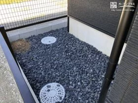 防草シートをしっかり敷きこんだ犬走り[施工後]