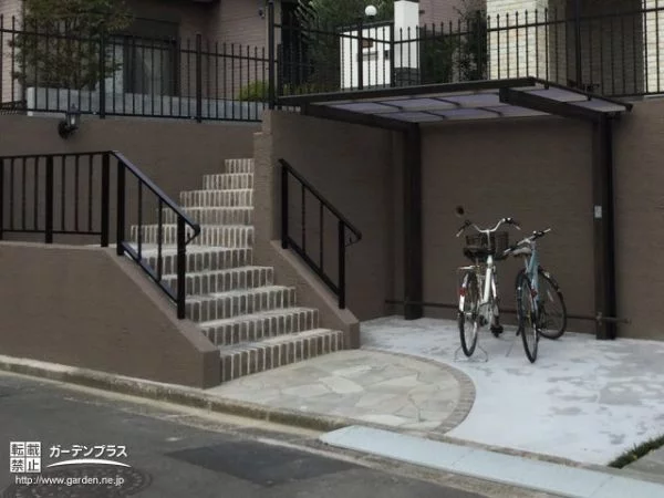 回り階段でできた余白を利用した駐輪スペース