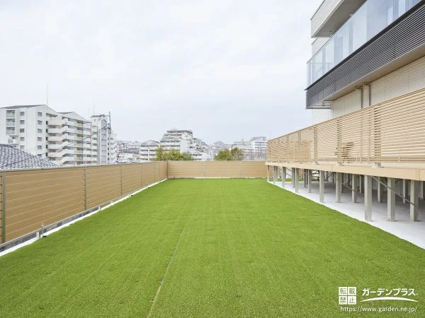 憩いのひと時を生み出す人工芝の主庭