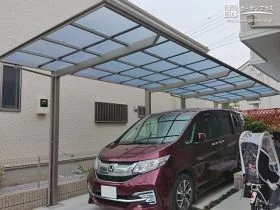 奥行きのある駐車スペースにもすっきり収まるカーポート設置工事