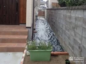 犬走りにはしっかり防草シート[施工後]