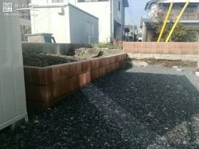 土の流出が気になる境界に土留めブロックを設置[施工後]