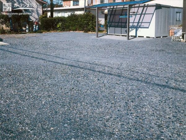 広いお庭の砂利敷きとマルチに使える屋根下スペース設置工事 No 駐車スペースの施工例 外構工事のガーデンプラス