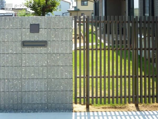 縦のラインを意識した門まわり