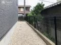 建物とのコーディネートを意識したメッシュフェンス