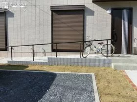 自転車も行き来しやすいスロープを施工[施工後]