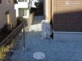 建物まわりは雑草対策をし、外周フェンスを施工