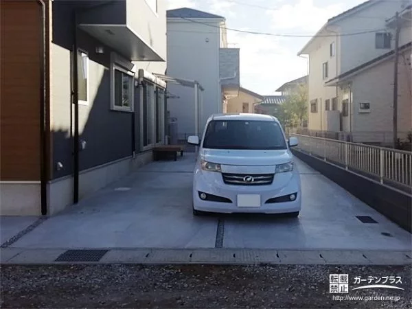 マルチに使えるコンクリートの広い駐車スペース