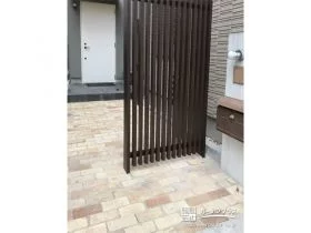 明るいアプローチと空間を仕切るスクリーンフェンス[施工後]