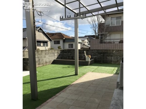 大きなテラス屋根と人工芝でのびのび過ごせるお庭リフォーム工事 No 181 テラスまわりの施工例 外構工事のガーデンプラス 大きなテラス屋根と人工芝でのびのび過ごせるお庭リフォーム工事 No 181 テラスまわりの施工例 外構工事のガーデンプラス