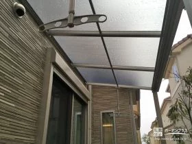既存のテラス屋根に物干し竿掛けを追加