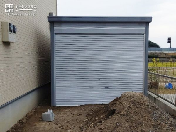 セキュリティ万全で整備品も収納できるシャッターガレージ設置工事 No 194 駐車スペースの施工例 外構工事のガーデンプラス