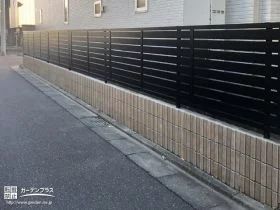 道路境界に目隠しフェンスを設置[施工後]