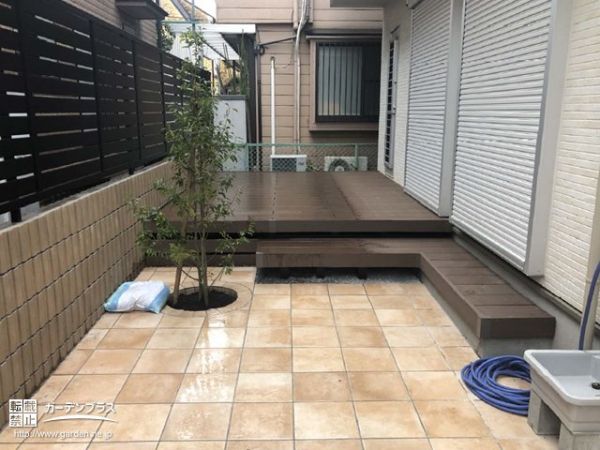 安心の目隠しフェンスと温もりを感じるタイルテラスの新築外構工事 No 新築外構一式の施工例 外構工事のガーデンプラス