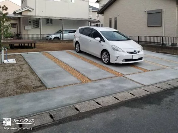 明るい砂利をあしらった駐車スペース