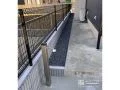 細い犬走りにも雑草対策と境界フェンス