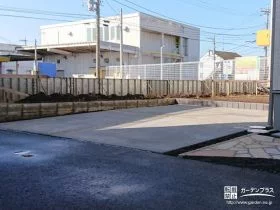 周りをしっかり土留めした駐車スペース[施工後]