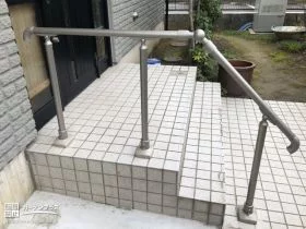玄関ポーチ階段に手すりを設置[施工後]