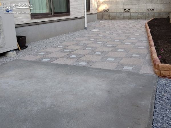 小さなバラが咲いたようなインターロッキングテラスのお庭 No テラスまわりの施工例 外構工事のガーデンプラス