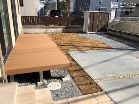主庭はウッドデッキと天然芝を施工[施工後]