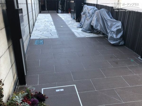 白い乱形石とダークカラーのタイルが美しいアプローチ工事 No 玄関アプローチの施工例 外構工事のガーデンプラス