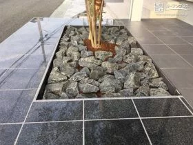 割栗石でマルチングしてモダンな植栽スペースに