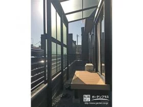 パネル付きテラス屋根で雨の日も安心のウッドデッキ[施工後]