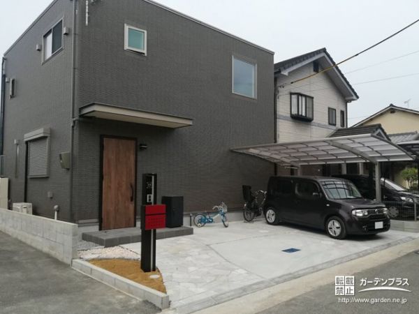 白い乱形石のアプローチが爽やかな新築外構工事 No 新築外構一式の施工例 外構工事のガーデンプラス