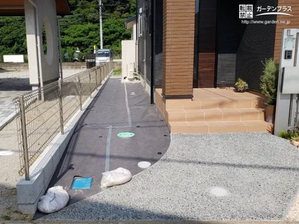 建物まわりは防草シートを敷設