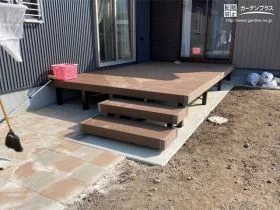 入隅を利用した大きなウッドデッキ[施工後]