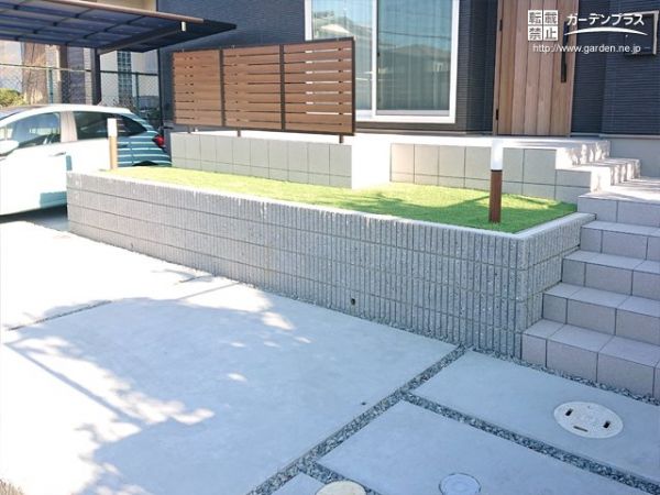 高低差を活かした開放的なタイルデッキを楽しむ新築外構工事 No 新築外構一式の施工例 外構工事のガーデンプラス