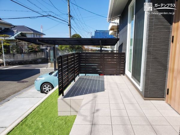 高低差を活かした開放的なタイルデッキを楽しむ新築外構工事 No 新築外構一式の施工例 外構工事のガーデンプラス