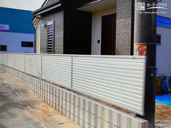 歩道と敷地を仕切って安心感をもたらす境界フェンス設置工事 No 目隠しフェンスの施工例 外構工事のガーデンプラス