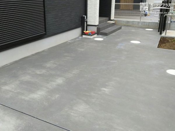 雨の日も足元が快適なコンクリートテラスのお庭リフォーム工事 No 雑草対策 防犯砂利の施工例 外構工事のガーデンプラス