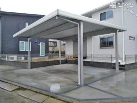 頑丈なイメージの折板屋根カーポートもホワイトカラーで明るく[施工後]