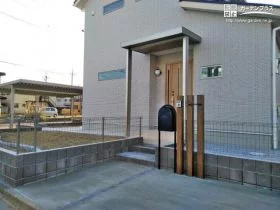 玄関ポーチに木目調のルーフを設置[施工後]